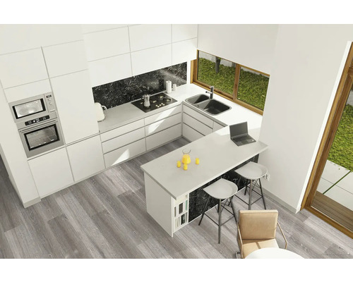 Světlá kuchyně s kuchyňskou linkou, kuchyňským ostrůvkem, dřezem, sporákem a oknem