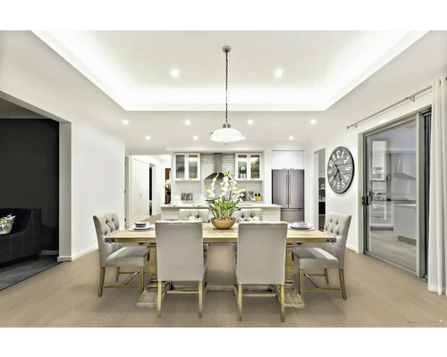 Světlá jídelna s dřevěným stolem, židlemi a přilehlou kuchyní.