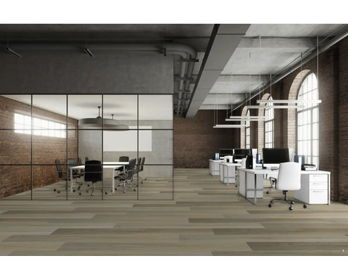 Kancelář s konferenčním stolem, psacími stoly a kancelářskými židlemi