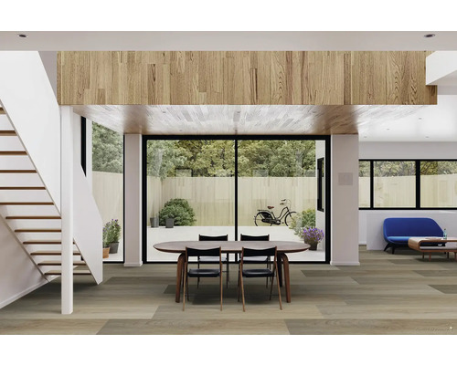 Světlý obývací pokoj s dřevěnou podlahou, jídelním stolem, schodištěm a výhledem do zahrady