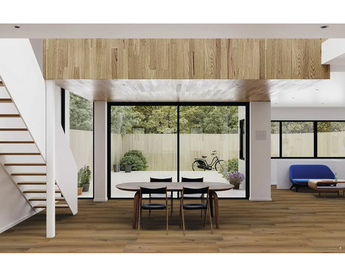 Světlý obývací pokoj s dřevěnou podlahou, jídelním stolem, schodištěm a výhledem do zahrady