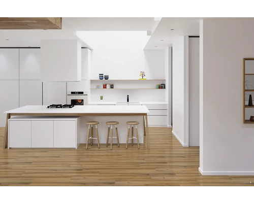 Moderní kuchyně s varným ostrovem, bílými skříňkami a dřevěnými stoličkami.