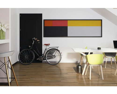 Obývací pokoj s kolem, stolem, židlemi, dveřmi a nástěnnou malbou