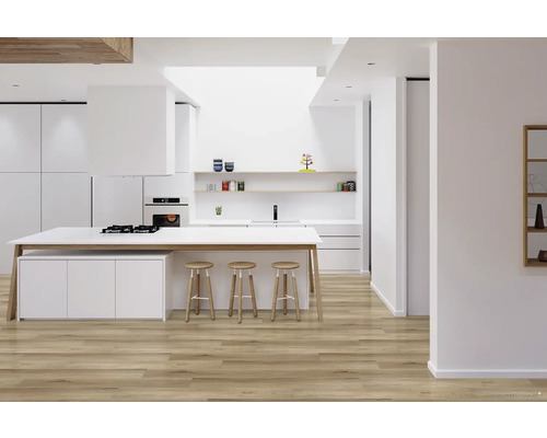 Světlá kuchyně s kuchyňským ostrovem, barovými stoličkami a moderními spotřebiči.