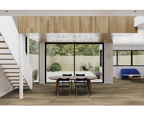 Světlý, otevřený obývací pokoj s dřevěnou podlahou, jídelním stolem a schodištěm