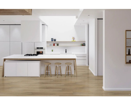 Světlá kuchyň s varným ostrovem, barovými stoličkami a vestavěnými skříněmi