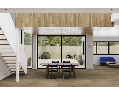 Světlý obývací pokoj se schodištěm, jídelním stolem, židlemi, pohovkou a velkým oknem s výhledem do zahrady