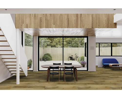 Světlý obývací pokoj s dřevěnou podlahou, schodištěm a jídelním stolem