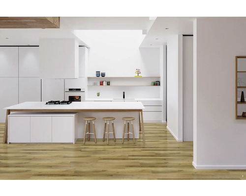 Světlá, moderní kuchyně s kuchyňským ostrovem, bílými skříňkami a dřevěnými podlahami.