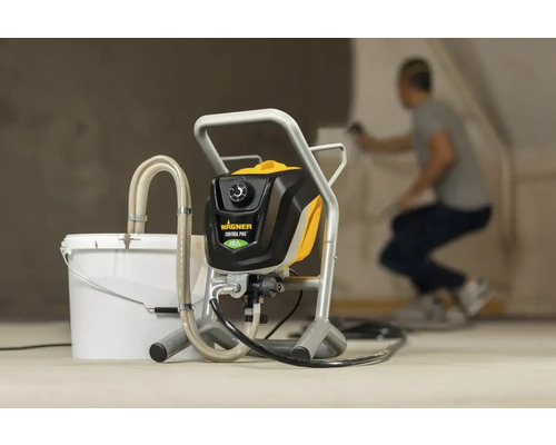 Stříkací zařízení s kbelíkem barvy pro vnitřní nátěry