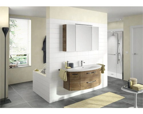 Světlá koupelna s umyvadlovou skříňkou, zrcadlovou skříňkou a sprchou