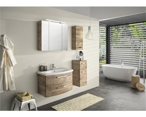 Koupelna s umyvadlem, zrcadlovou skříňkou, vysokou skříňkou a vanou ve světlém a organizovaném stylu