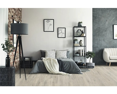 Moderní ložnice s postelí, stojací lampou a regálem