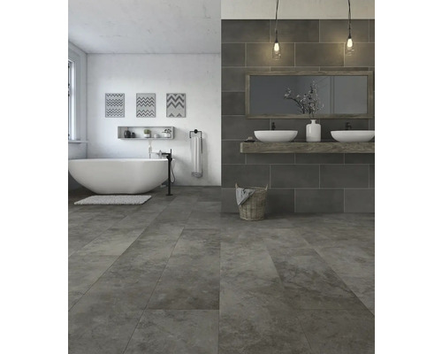 Moderní koupelna s volně stojící vanou, umyvadlem a šedou dlažbou