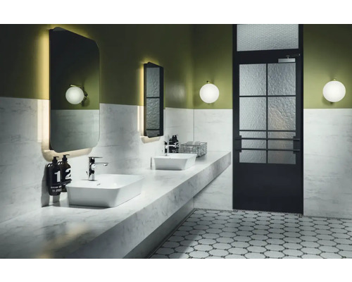 Koupelna s umyvadlem, zrcadlem, svítidly a dveřmi se skleněnou výplní.