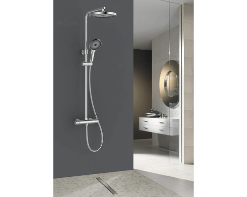 Sprchový systém s hlavovou a ruční sprchou v koupelně