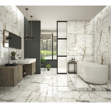 Světlá koupelna s mramorovými obklady na podlaze a stěnách, vanou a umyvadlem