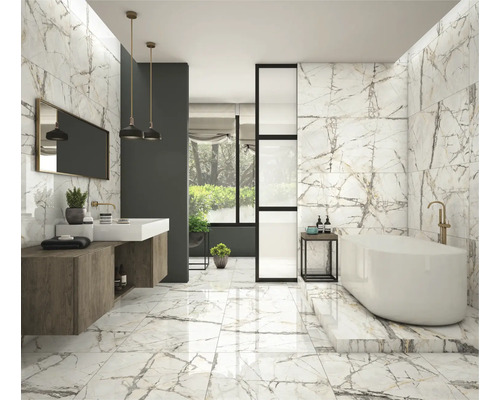 Světlá koupelna s mramorovými obklady na podlaze a stěnách, vanou a umyvadlem