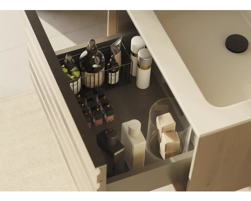 Otevřená zásuvka skříňky pod umyvadlo s různými koupelnovými potřebami pro uložení