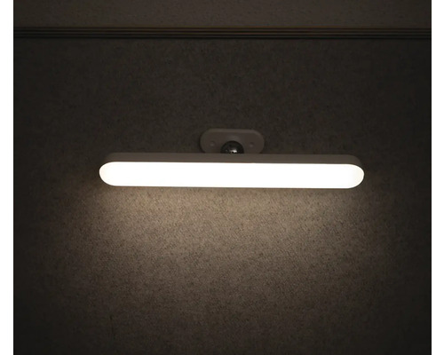 Nástěnné svítidlo se senzorem pohybu na zdi