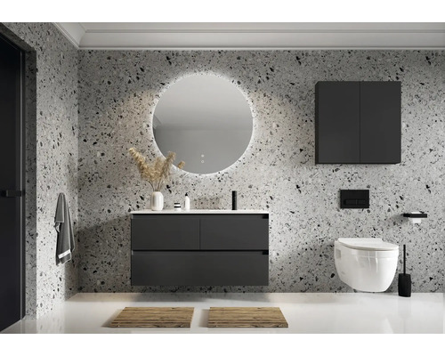 Moderní koupelna s umyvadlem, zrcadlem, závěsnou skříňkou a toaletou před vzorovanou stěnou