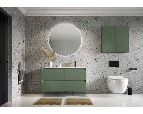 Moderní koupelna s umyvadlem, zrcadlem, závěsnou skříňkou a toaletou na strukturované zdi