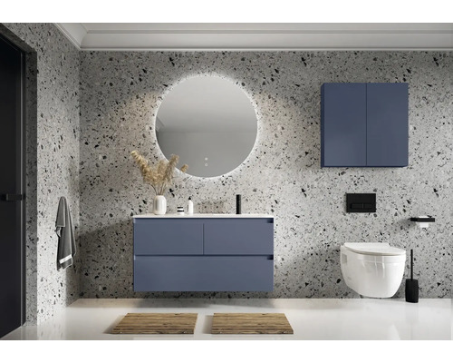 Moderní koupelna s modrým umyvadlem, zrcadlovou skříňkou a kulatým zrcadlem s osvětlením