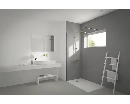 Světlá koupelna s umyvadlem, sprchou, zrcadlem a držákem na ručníky