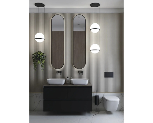 Moderní koupelna s dvojitým umyvadlem, dvěma zrcadly, závěsným WC a závěsnými svítidly.