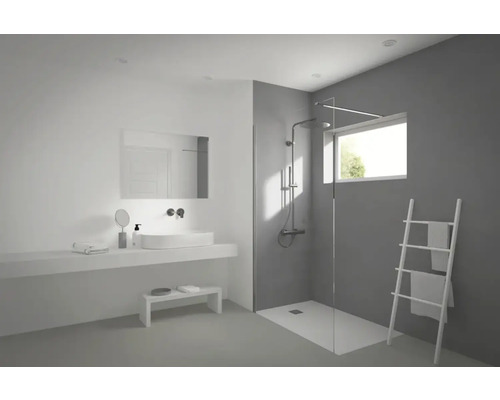 Koupelna se sprchovým koutem, umyvadlem, zrcadlem a žebříkem na ručníky