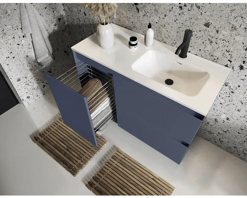 Moderní koupelna s umyvadlovou skříňkou, držákem na ručníky a úložným prostorem