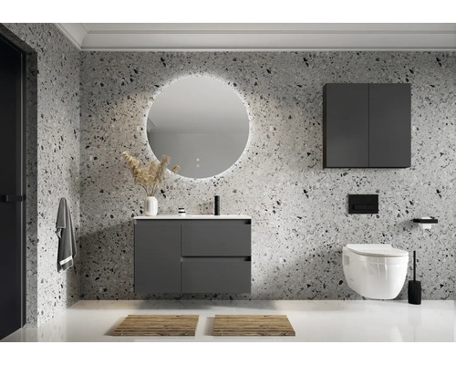 Moderní koupelna s umyvadlovou skříňkou, zrcadlovou skříňkou a závěsným WC před stěnou se vzorem