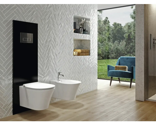 Moderní koupelna se závěsným WC, bidetem, černými prvky a výhledem do zeleně