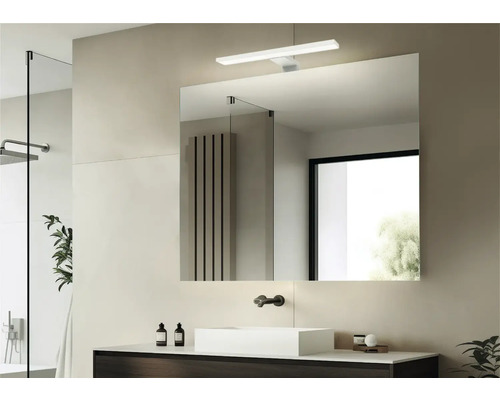 Moderní koupelna se zrcadlem, umyvadlem a osvětlením