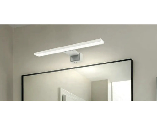 Koupelna se zrcadlovou skříňkou a LED svítidlem