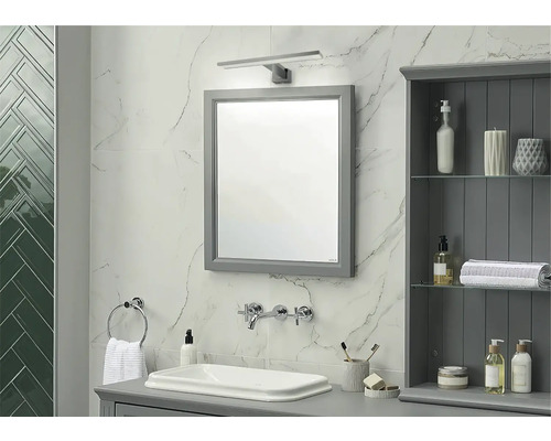 Koupelna se zrcadlem, umyvadlem, baterií a koupelnovou skříňkou