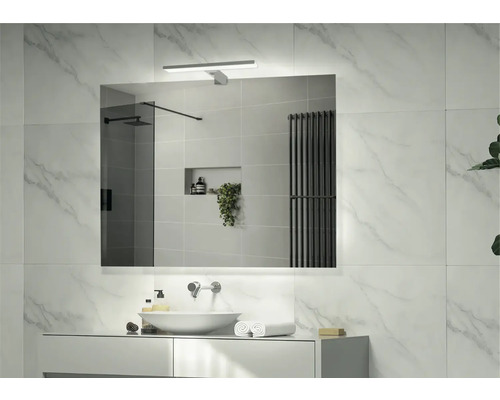 Koupelnová scéna s umyvadlem, zrcadlem a osvětlením