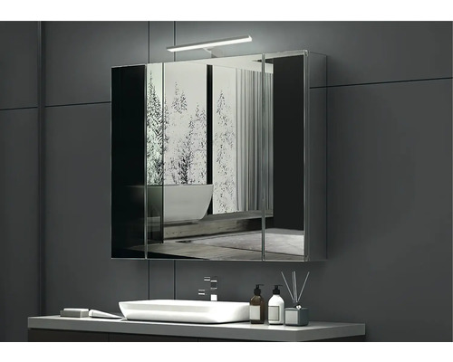 Moderní koupelna se zrcadlovou skříňkou, umyvadlem a baterií