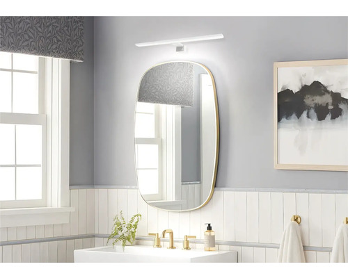 Světlá koupelna se zrcadlem, umyvadlem a bateriemi