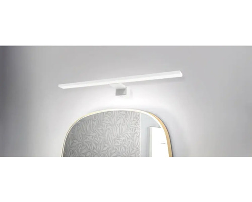 Koupelna se zrcadlem a nástěnným svítidlem