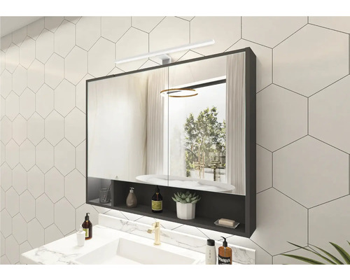 Koupelna se zrcadlovou skříňkou, umyvadlem na desku a osvětlením