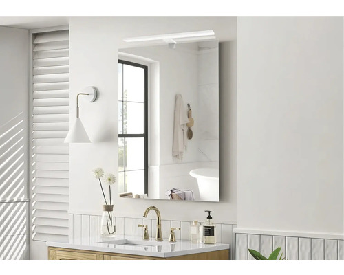 Koupelna se zrcadlovou skříňkou, umyvadlem, baterií a dekoracemi