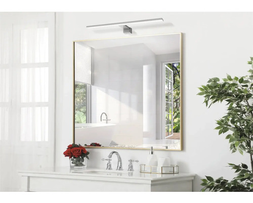 Čtvercové zrcadlo s osvětlením nad umyvadlem v koupelně.