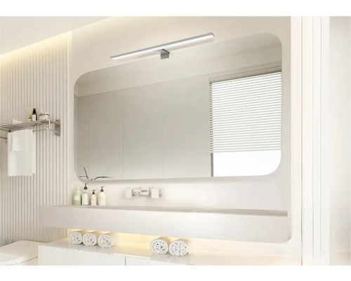 Světlá koupelna se zrcadlem, umyvadlem a ručníky