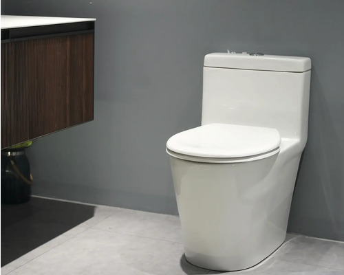 Toaleta s nádrží na vodu v koupelně.