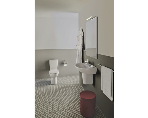 Koupelna s toaletou, umyvadlem, zrcadlem, županem a stoličkou