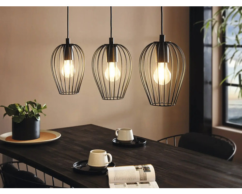 Závěsná lampa se třemi světly v klecovém designu nad jídelním stolem