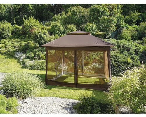Zahradní stan s moskytiérou na zahradě
