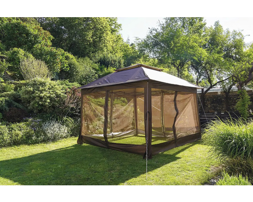 Altán s moskytiérou na zahradě