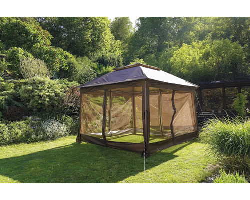 Zahradní scéna s altánem na trávníku.